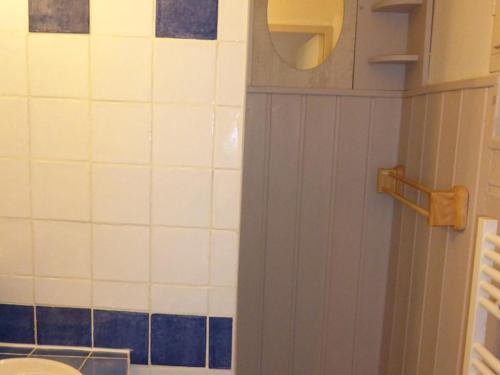une salle de bain avec toilettes, lavabo et miroir dans l'établissement Studio cabine confortable 4 pers - FR-1-804-21, à Barcelonnette