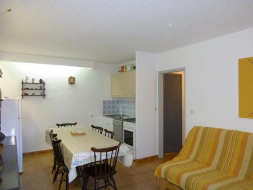une cuisine et une salle à manger avec une table et un lit dans l'établissement Appartement 3 pièces au Sauze, 7 couchages, station proche des pistes - FR-1-804-12, au Sauze