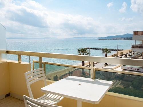 Studio cabine pour 4 près de la plage avec parking et climatisation au Lavandou - FR-1-803-57