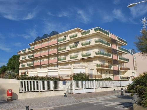 Photo de la galerie de l'établissement Studio cabine pour 4 près de la plage avec parking et climatisation au Lavandou - FR-1-803-57, au Lavandou