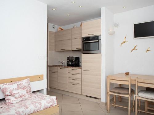 Photo de la galerie de l'établissement Studio cabine pour 4 près de la plage avec parking et climatisation au Lavandou - FR-1-803-57, au Lavandou