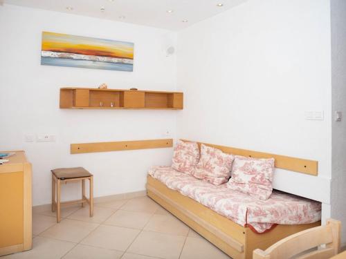 Photo de la galerie de l'établissement Studio cabine pour 4 près de la plage avec parking et climatisation au Lavandou - FR-1-803-57, au Lavandou