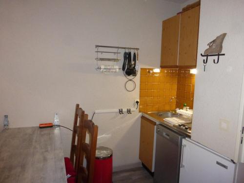 Η κουζίνα ή μικρή κουζίνα στο Studio confortable 4 couchages avec balcon et parking au Sauze - FR-1-804-34
