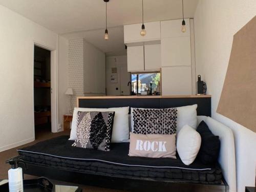un canapé avec des coussins dessus dans un salon dans l'établissement Appartement confortable 6 pers. balcon exposé sud-est - FR-1-804-38, au Sauze