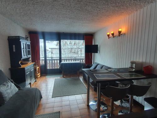 Studio spacieux près des pistes de ski avec balcon et parking - FR-1-692-111