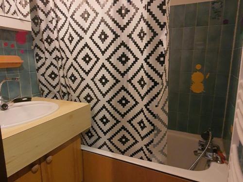 ein Badezimmer mit Duschvorhang und Waschbecken in der Unterkunft Charmant studio près des pistes avec parking, balcon sud - FR-1-692-111 in La Chapelle-dʼAbondance