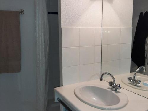 une salle de bain blanche avec un lavabo et un miroir dans l'établissement Charmant Pavillon 5 Pers avec Clim et Terrasse en Résidence avec Piscine - FR-1-781-85, à Vendres