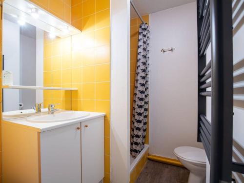 une salle de bain avec un lavabo et des toilettes dans l'établissement Duplex à Peyragudes pour 8 personnes avec parking - FR-1-695-69, à Gouaux-de-Larboust