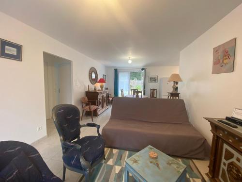 une chambre avec un lit, un bureau et une chaise dans l'établissement Maison 3 chambres près de la plage avec jardin privé et parking - FR-1-22-379, à Longeville-sur-Mer