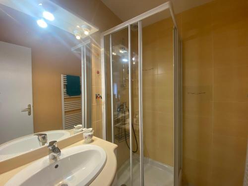 une salle de bain avec un lavabo et une douche en verre dans l'établissement Maison 3 chambres près de la plage avec jardin privé et parking - FR-1-22-379, à Longeville-sur-Mer