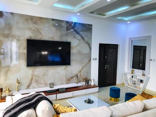 Televisyen dan/atau pusat hiburan di 2bedroom fully furnished apartment
