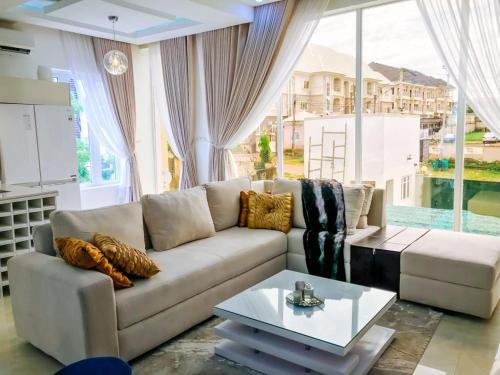 Ruang duduk di 2bedroom fully furnished apartment