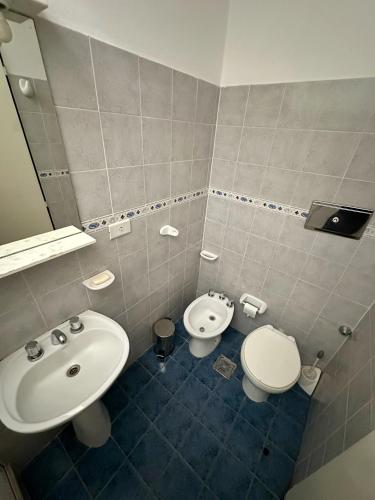 a bathroom with a sink and a toilet at El GOLF in Alta Gracia