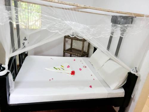 Un pat sau paturi într-o cameră la The Dream Garden Bungalow