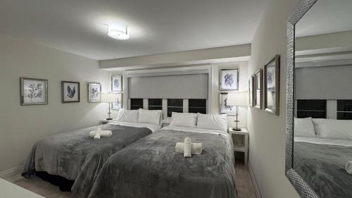 Katil atau katil-katil dalam bilik di Exquisite Luxury Townhomes in Elite Angus Glen Estate
