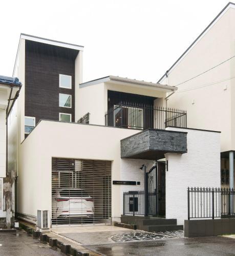 a white house with a black and white facade at Premium Sirayama in Saga