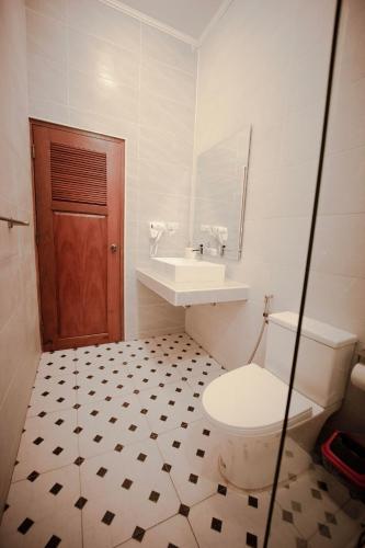 a bathroom with a toilet and a sink at Le-Mao Chiang Dao in Chiang Dao