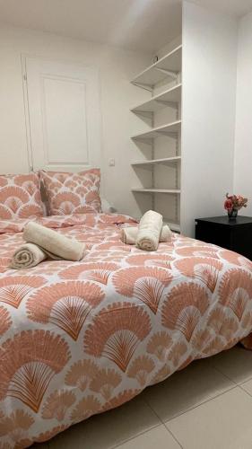 un lit avec des oreillers dessus dans une chambre dans l'établissement Cosy entre Paris & Disney, à Bry-sur-Marne