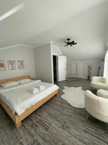 a bedroom with a bed and a ceiling fan at Villa akça in Masukiye