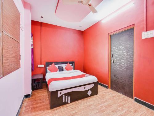 En eller flere senge i et værelse på FabHotel Kohinoor Lodging