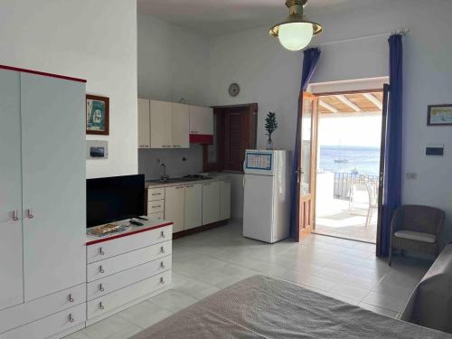 Kuchyň nebo kuchyňský kout v ubytování Beach House Casa A Mare in Canneto Lipari