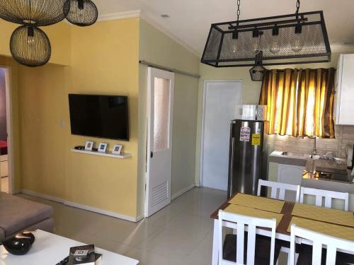 Μια τηλεόραση ή/και κέντρο ψυχαγωγίας στο Modern Country Inspired home with High-speed Wifi
