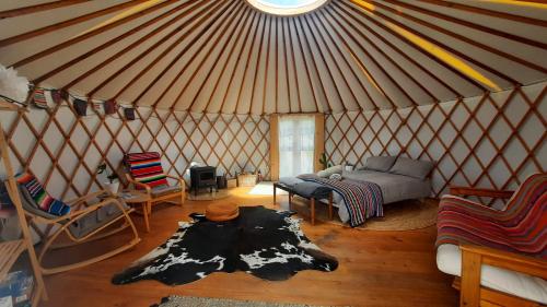 Postel nebo postele na pokoji v ubytování Raglan Glamping