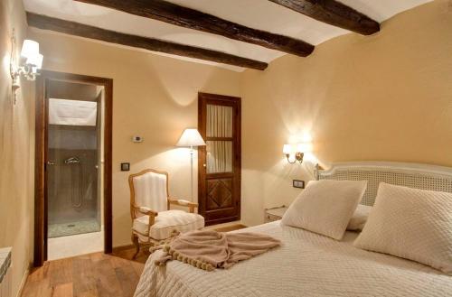 Hotel Boutique Real Posada De Liena con jacuzzi y Restaurante Lienaにあるベッド