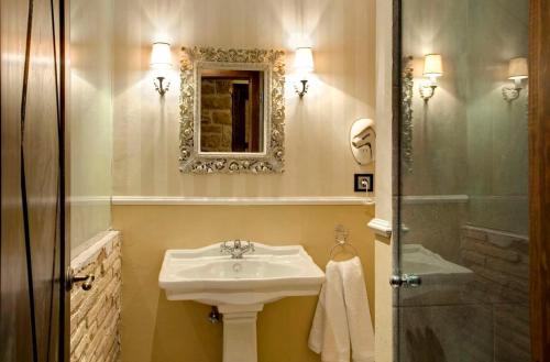 Hotel Boutique Real Posada De Liena con jacuzzi y Restaurante Lienaにあるバスルーム