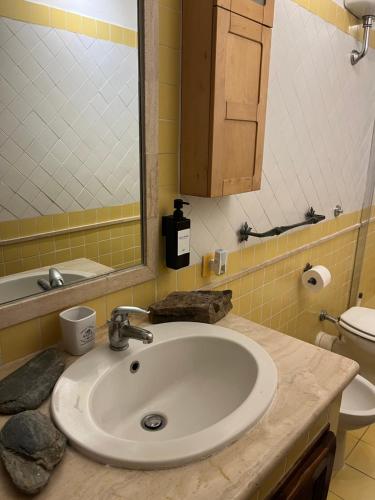 a bathroom with a sink and a toilet at Tuscia Home Backpackers in Orte