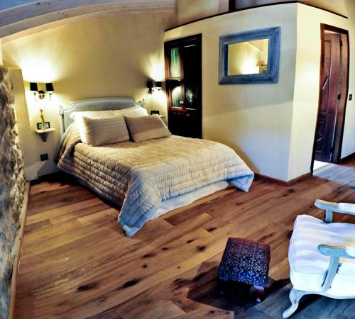 Hotel Boutique Real Posada De Liena con jacuzzi y Restaurante Lienaにあるベッド