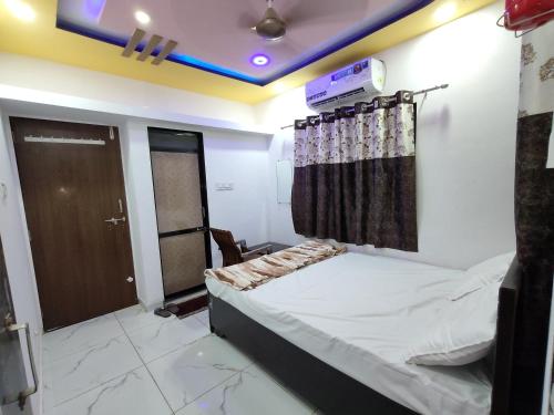 Postel nebo postele na pokoji v ubytování Krishna Homestay