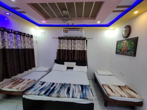 Postel nebo postele na pokoji v ubytování Krishna Homestay