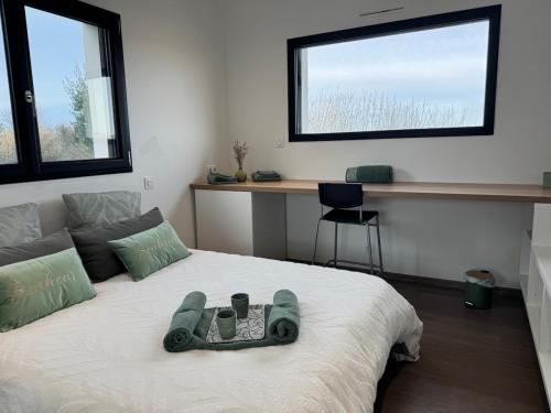 - une chambre avec un lit muni d'une voiture jouets dans l'établissement Appartement vue mer, à Plougastel-Daoulas