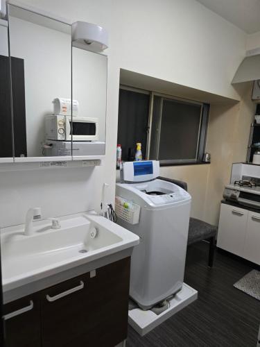 Kuchyň nebo kuchyňský kout v ubytování NINN102 - Osaka Itami Airport Guest House 大阪国際空港 伊丹空港 ITM ゲストハウス ニン