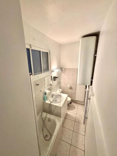une salle de bain avec un lavabo et des toilettes dans l'établissement Le Carmélite Toulouse-Centre, à Toulouse