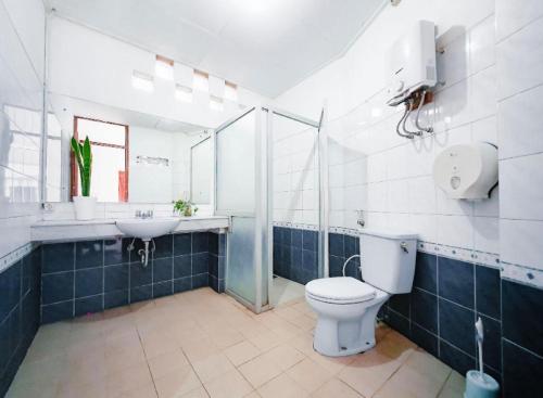 une salle de bains avec toilettes et lavabo dans l'établissement Villa Istana Bunga - The Green Villa 4 Bedroom, à Bandung