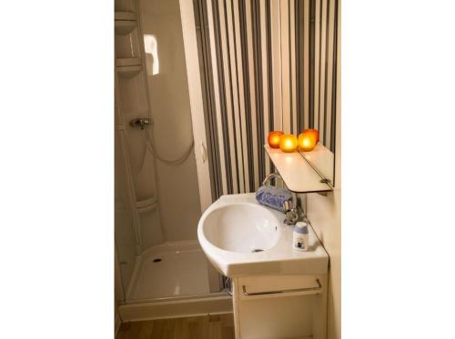 une salle de bain avec lavabo et douche dans l'établissement Feriendorf Le Tamerici Mobilehome Pirri für 5 Personen, à Marina di Cecina