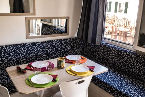 Φωτογραφία από το άλμπουμ του Feriendorf Le Tamerici Mobilehome Costa Rei für 6 Personen σε Marina di Cecina