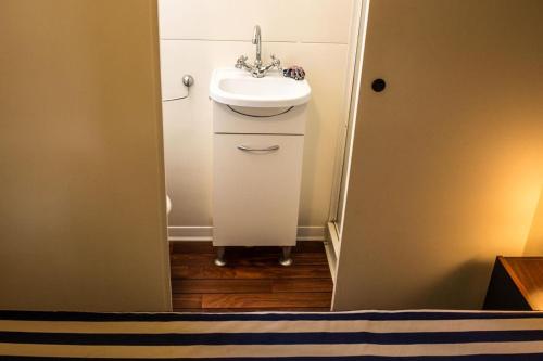 une petite salle de bain avec un lavabo et un évier dans l'établissement Feriendorf Le Tamerici Mobilehome Arno für 6 Personen, à Marina di Cecina