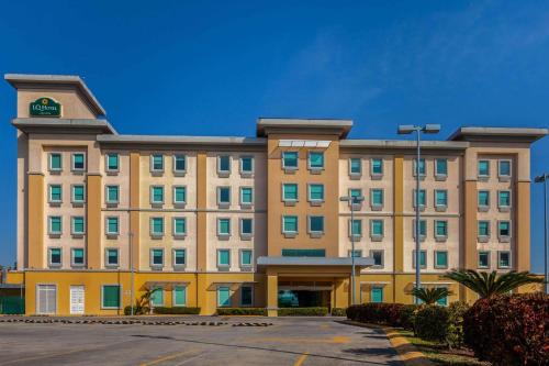 a rendering of a hotel with a parking lot at La Quinta by Wyndham Poza Rica in Poza Rica de Hidalgo