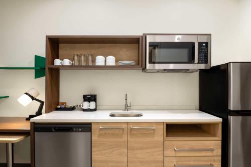 Cuisine ou kitchenette dans l'établissement Home2 Suites By Hilton Jonesboro