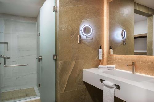 Un baño de Radisson Puebla Angelopolis