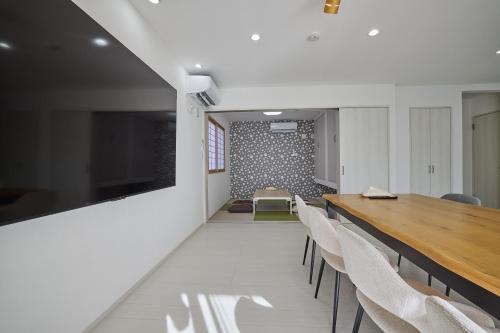 a conference room with a long table and chairs at MIYA HOUSE Funatsu A in Fujikawaguchiko
