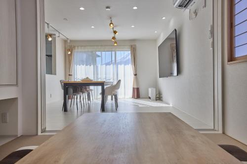 a dining room with a table and chairs at MIYA HOUSE Funatsu A in Fujikawaguchiko