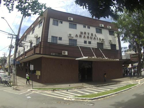 un bâtiment au coin d'une rue dans l'établissement Hotel Araguaia Goiânia, à Goiânia