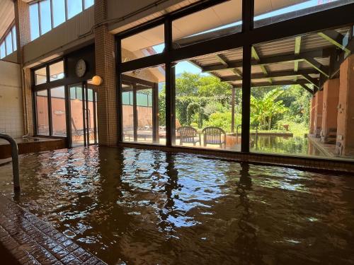 an empty gym with a pool of water in a building at 養老温泉ゆせんの里ホテルなでしこ in Yoro