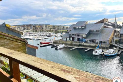 une vue d'une marina avec des bateaux dans l'eau dans l'établissement Le Majestic - Vue Mer - Plage - Casino, à Deauville