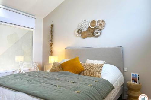 - une chambre avec un lit et une fenêtre avec des plaques murales dans l'établissement Le Majestic - Vue Mer - Plage - Casino, à Deauville