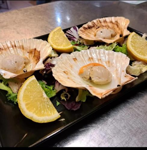 インの敷地内または近くでの食事または食べ物